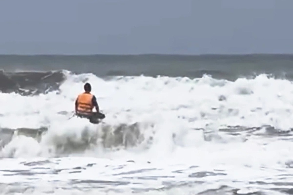 Lật tàu trên biển, 2 ngư dân bám tấm xốp vật lộn với sóng dữ - 1