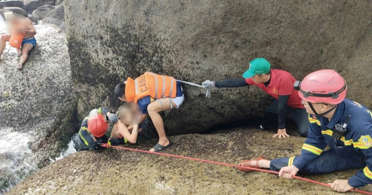 Giải cứu 3 du khách bị kẹt trong hốc đá ở bãi Tiên