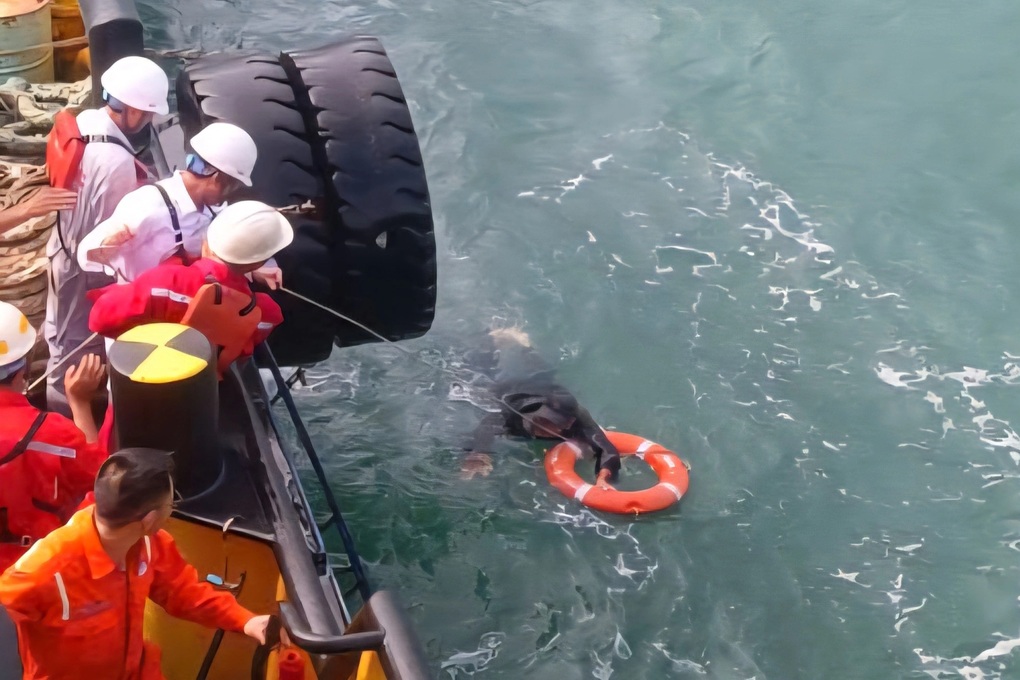 Cứu ngư dân trôi dạt trên biển - 1