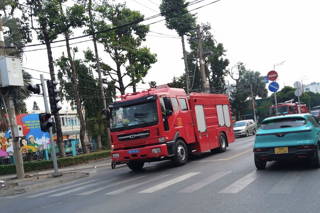Hai vụ cháy cùng lúc ở TPHCM, dân nhìn đâu cũng thấy khói - 2