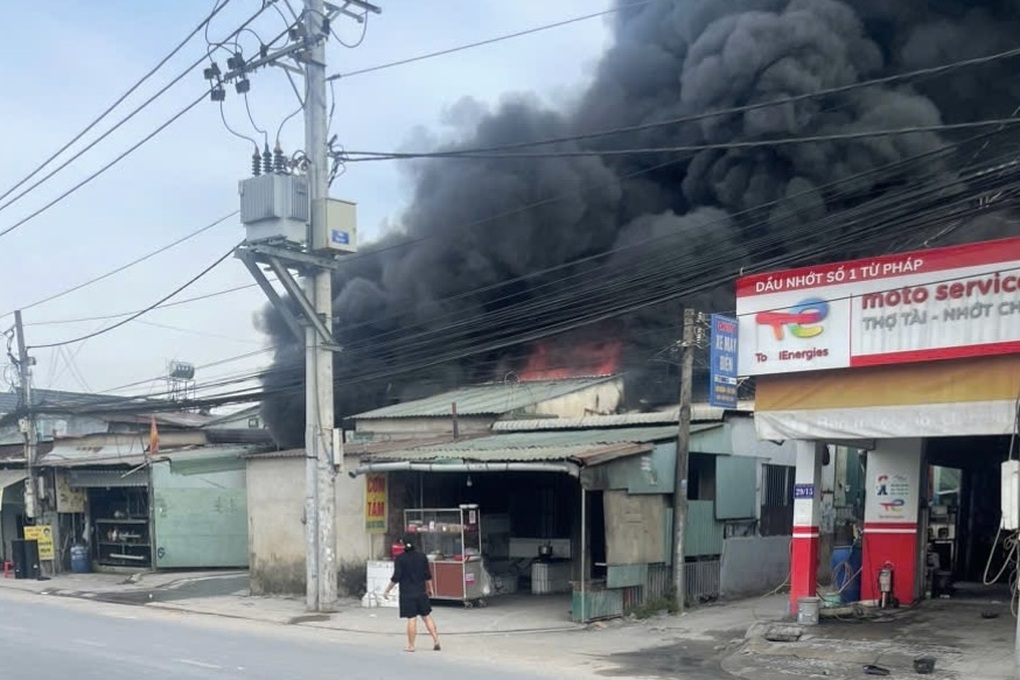 Cháy nhà xưởng ở TPHCM - 1 Cháy nhà xưởng ở TPHCM - 1