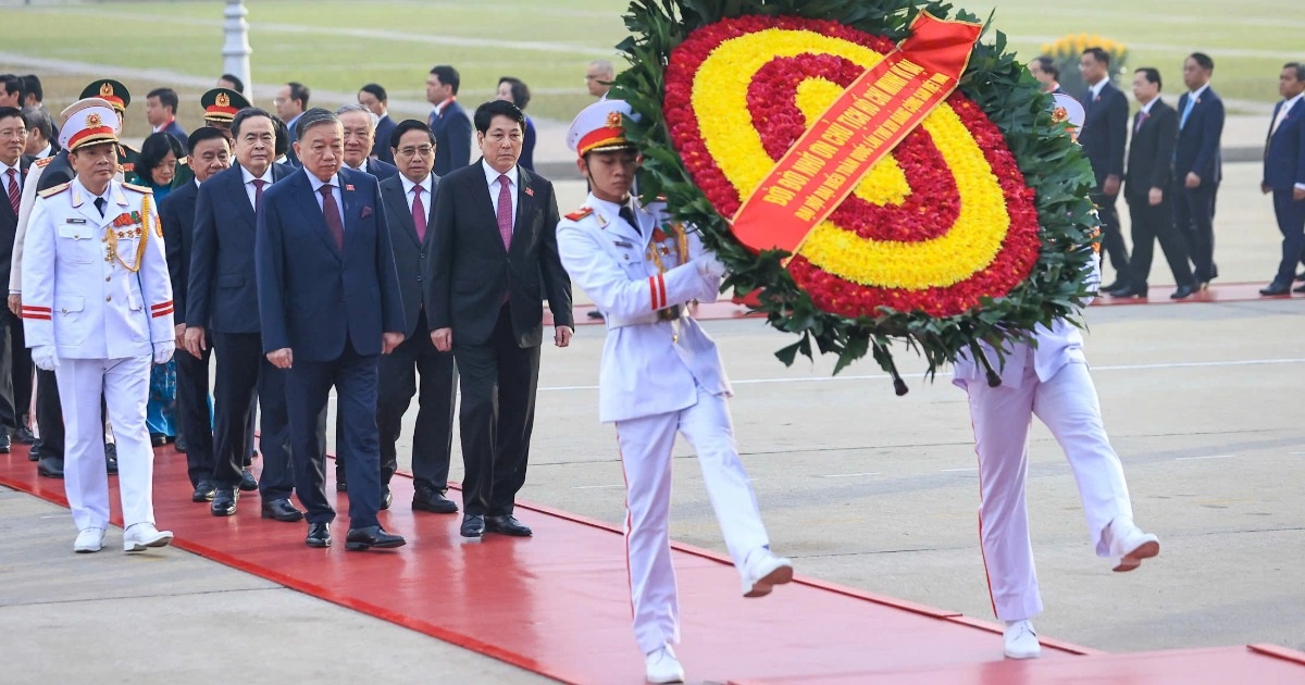 Đại biểu dự Đại hội XIV của Đảng vào Lăng viếng Chủ tịch Hồ Chí Minh