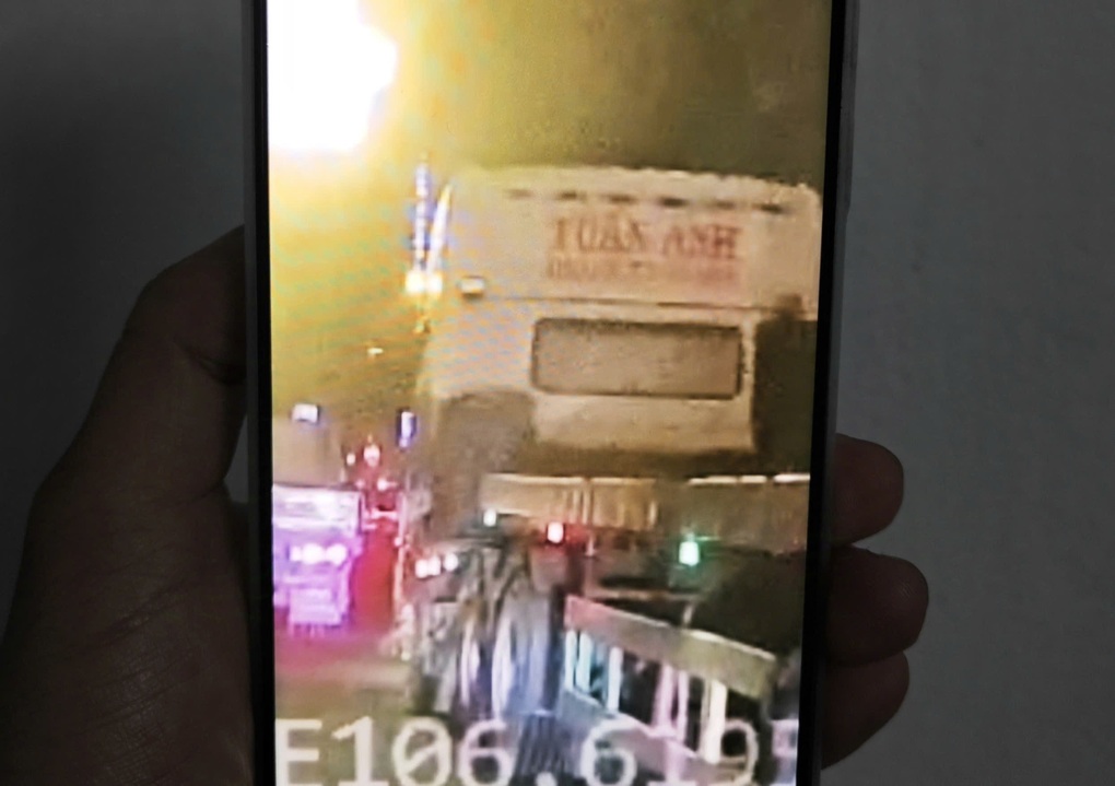 Xe đầu kéo liên tục chuyển làn, chèn ép ô tô ở TPHCM - 1