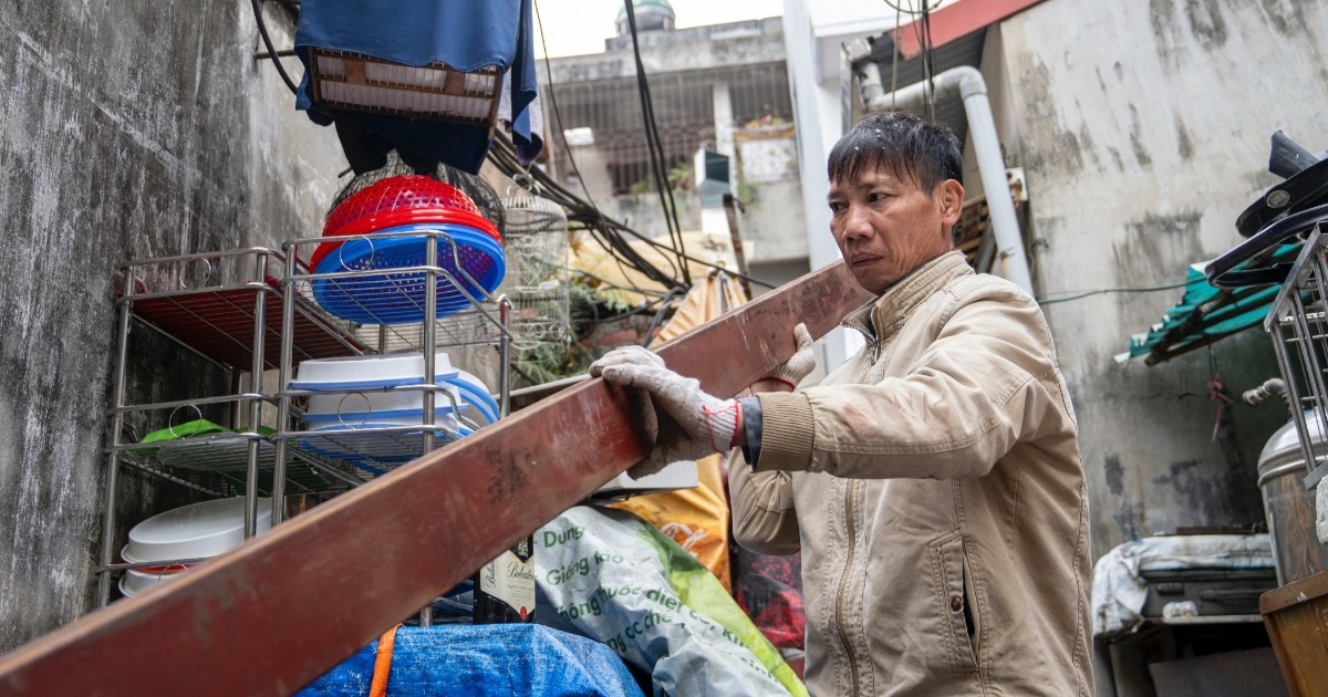 Người dân di dời đồ đạc, bàn giao mặt bằng phía Đông hồ Hoàn Kiếm