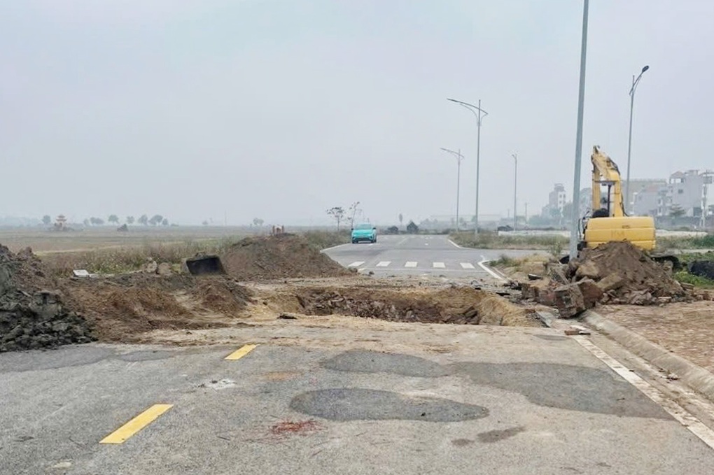 Ngôi mộ án ngữ giữa đường ở Hải Phòng đã được di dời - 2