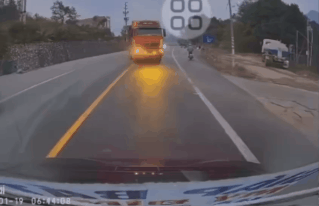 Lái xe kiểu tự sát, tài xế ô tô đầu kéo bị phạt 5 triệu đồng - 1