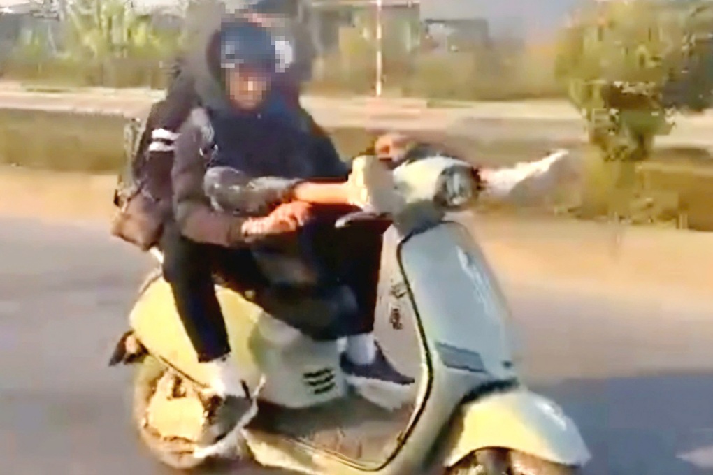 Tịch thu xe máy điện vụ thanh niên điều khiển phương tiện bằng chân - 1 Tịch thu xe máy điện vụ thanh niên điều khiển phương tiện bằng chân - 1