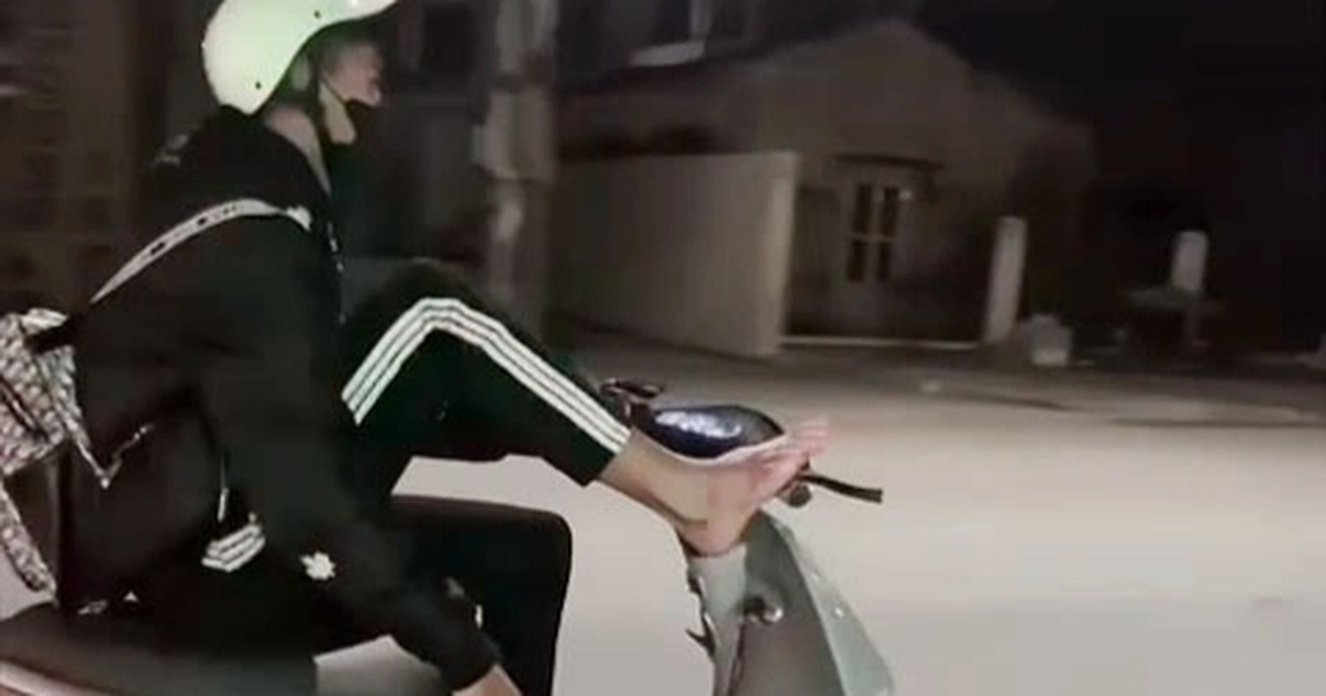 Tạm giữ xe máy điện do học sinh điều khiển bằng chân