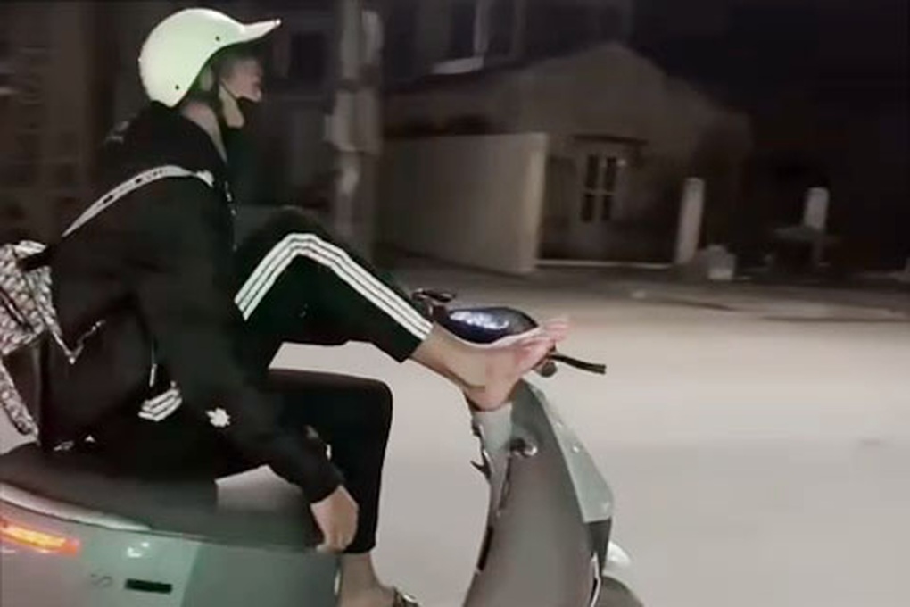 Tạm giữ xe máy điện do học sinh điều khiển bằng chân - 1 Tạm giữ xe máy điện do học sinh điều khiển bằng chân - 1