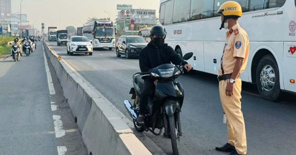 CSGT ngăn chặn nhiều người đi xe máy vào làn ô tô ở cửa ngõ phía đông TPHCM