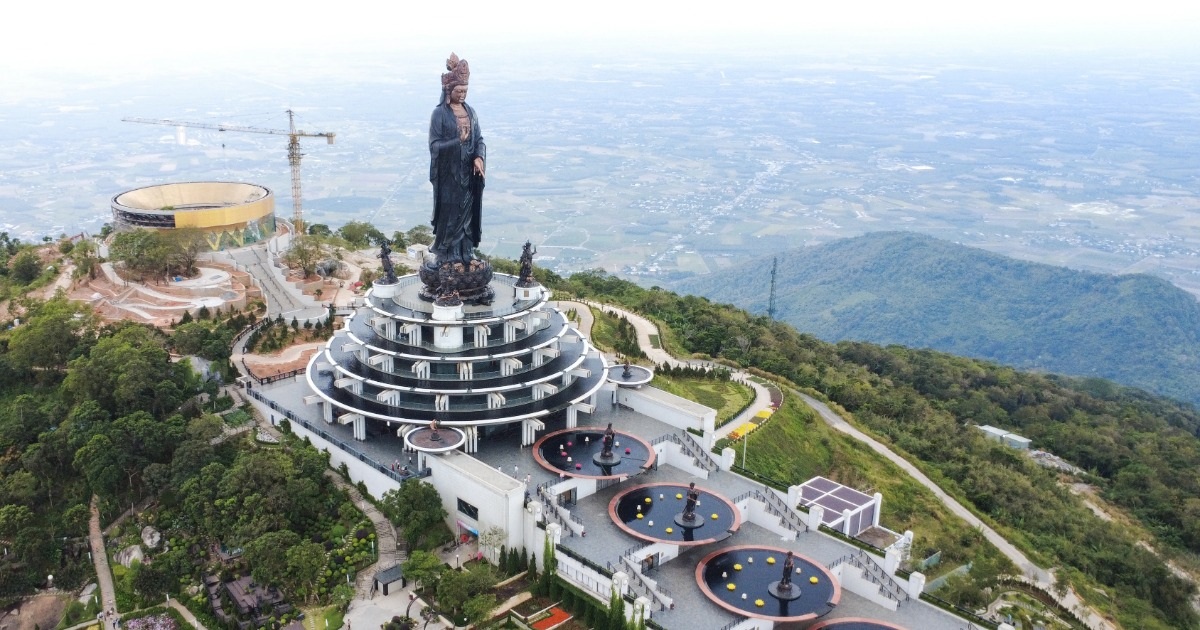 3 du khách kiệt sức, lạc đường khi leo núi Bà Đen ở Tây Ninh ngày đầu năm