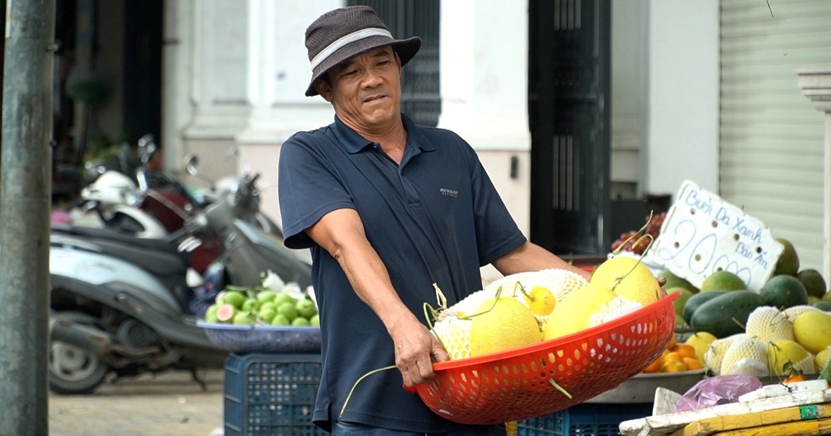 Người dân chủ động dọn dẹp hàng hóa khi lực lượng kiểm tra vỉa hè ở TPHCM