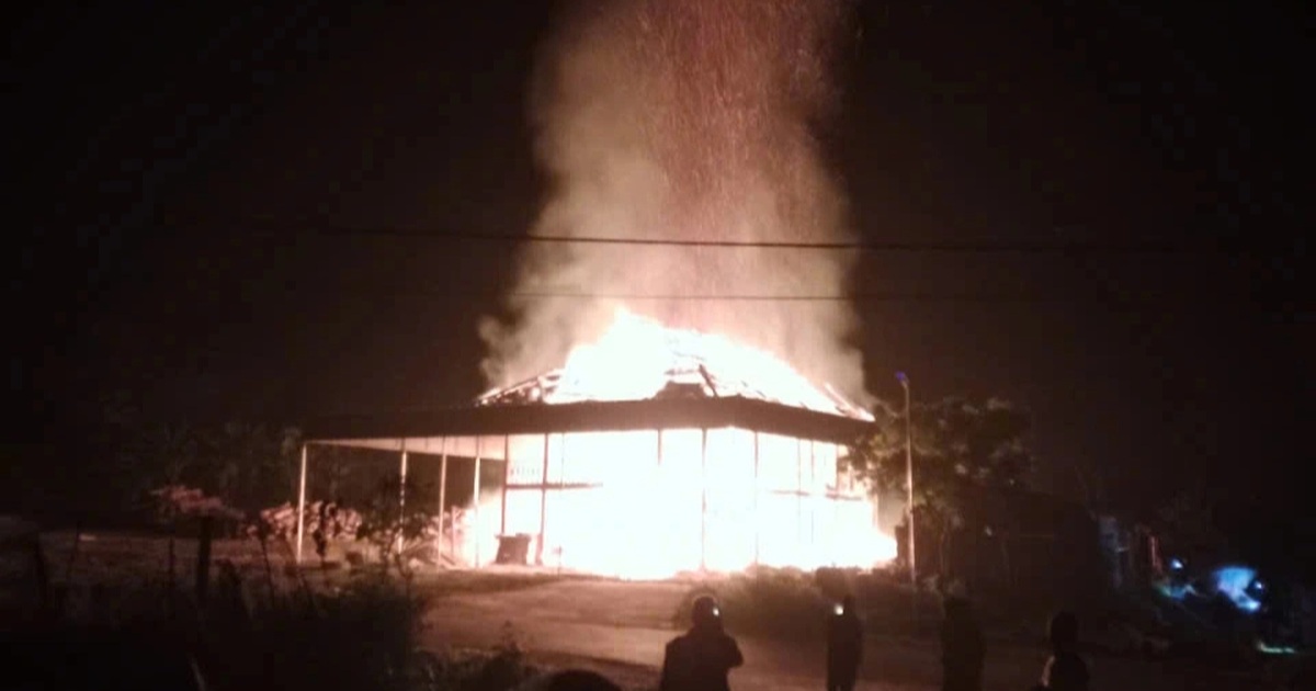 Nhà vừa xây xong bất ngờ bốc cháy, nghi do chủ tự đốt