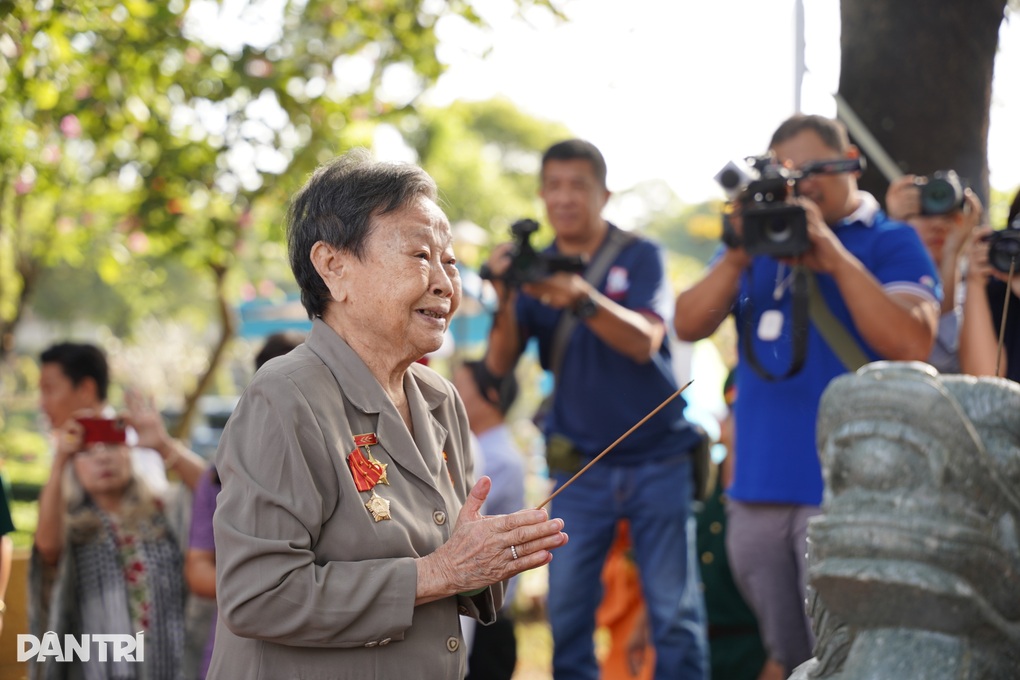 Nước mắt trong ngày khánh thành bia tưởng niệm liệt sỹ Biệt động Sài Gòn - 3