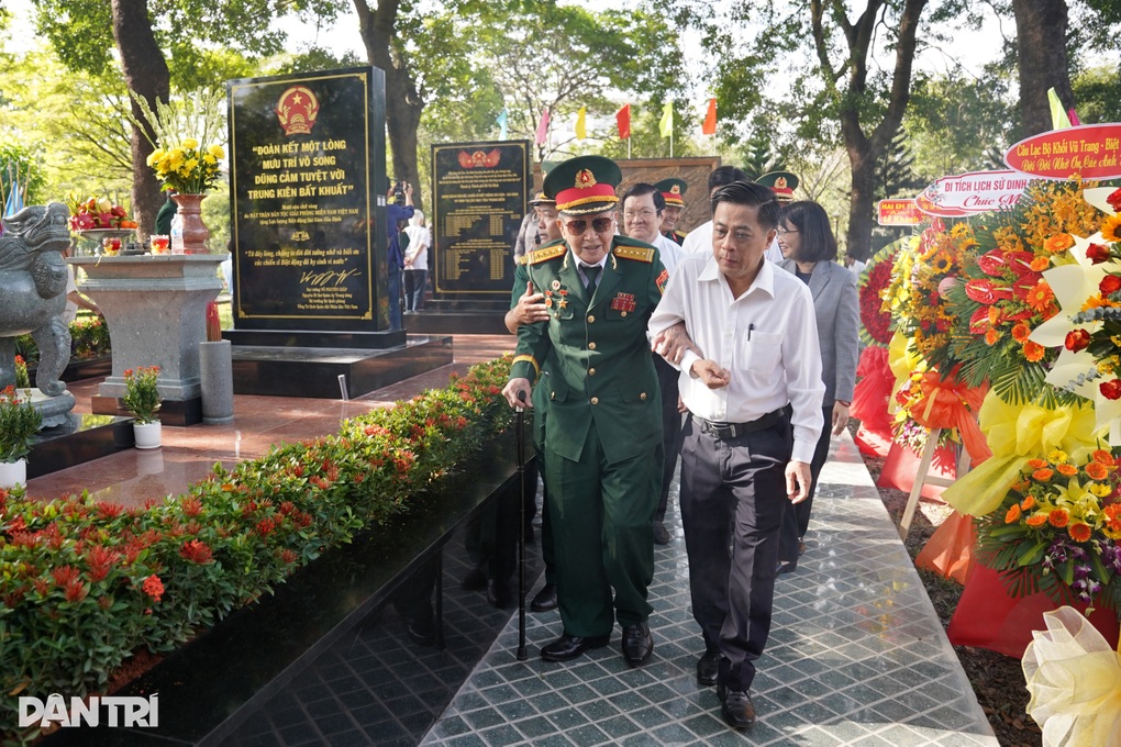 Nước mắt trong ngày khánh thành bia tưởng niệm liệt sỹ Biệt động Sài Gòn - 4