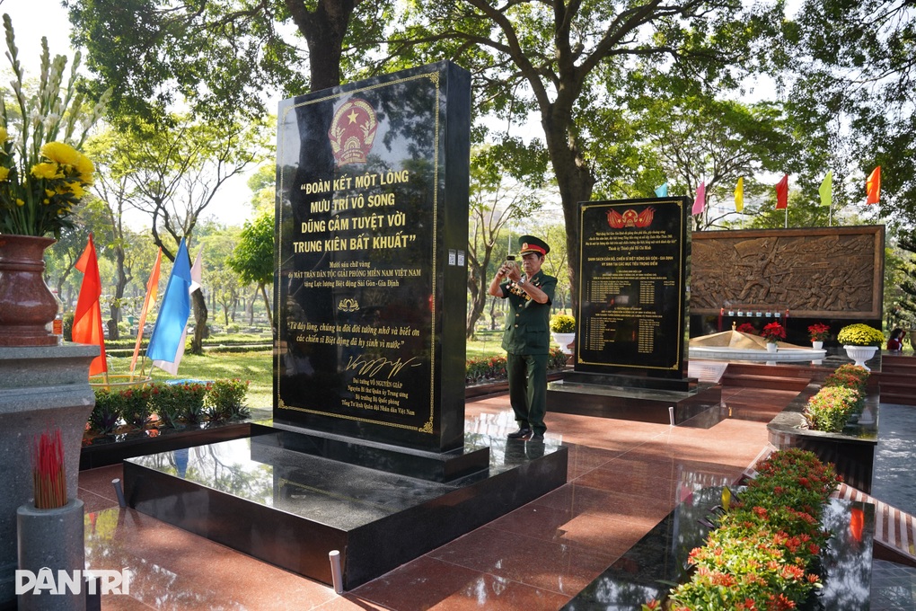 Nước mắt trong ngày khánh thành bia tưởng niệm liệt sỹ Biệt động Sài Gòn - 1