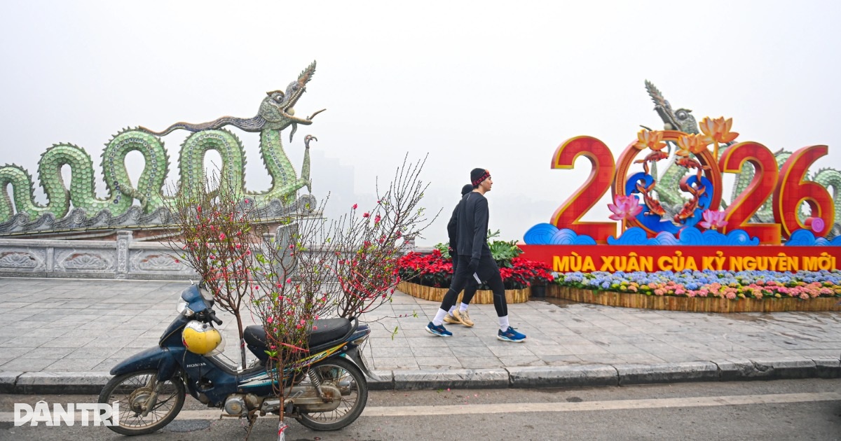 Hà Nội chìm trong sương mù dày đặc, nhiều tòa nhà cao tầng “biến mất”