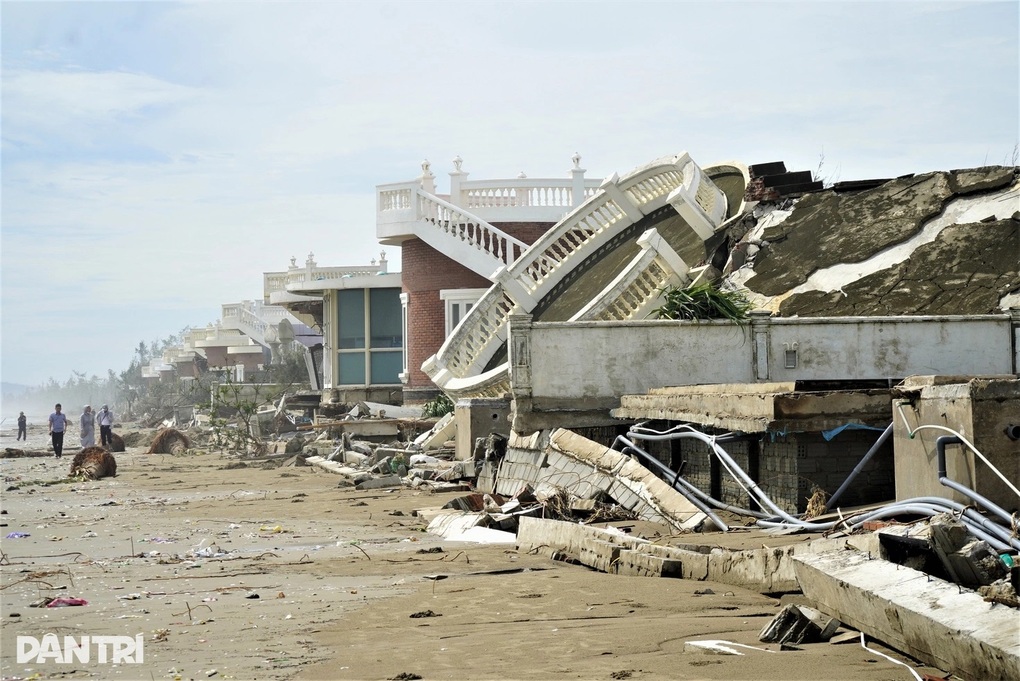 Vụ loạt biệt thự đổ gục trong bão Bualoi: Xây kè không theo giấy phép - 2 Vụ loạt biệt thự đổ gục trong bão Bualoi: Xây kè không theo giấy phép - 2
