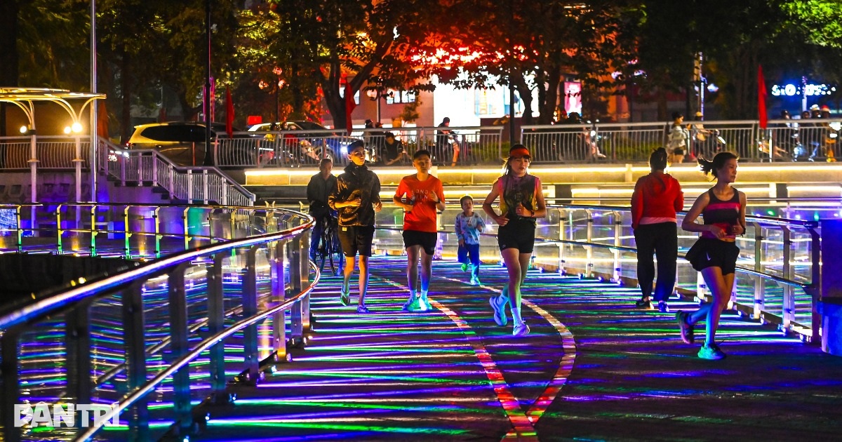 Hồ Đống Đa rực sáng về đêm sau dự án cải tạo gần 300 tỷ