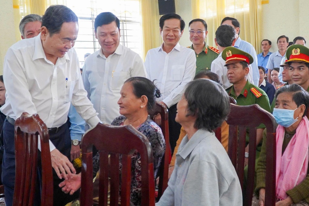 Chủ tịch Quốc hội tặng quà người dân, kiểm tra công tác bầu cử ở Đồng Tháp - 1