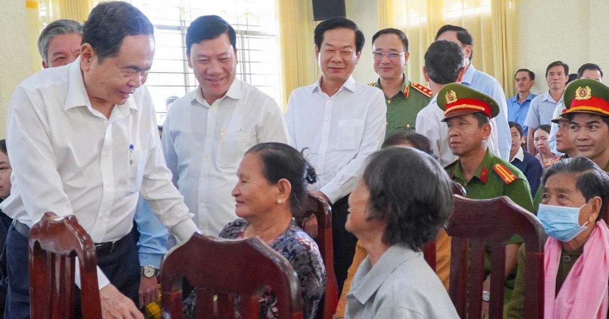 Chủ tịch Quốc hội tặng quà người dân, kiểm tra công tác bầu cử ở Đồng Tháp