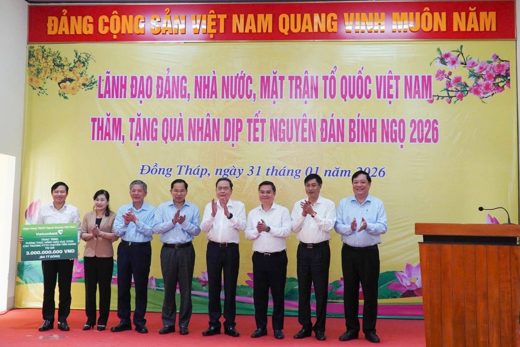 Chủ tịch Quốc hội tặng quà người dân, kiểm tra công tác bầu cử ở Đồng Tháp - 3