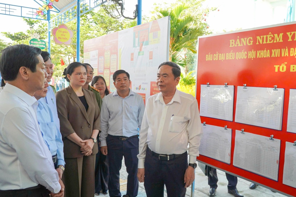 Chủ tịch Quốc hội tặng quà người dân, kiểm tra công tác bầu cử ở Đồng Tháp - 4