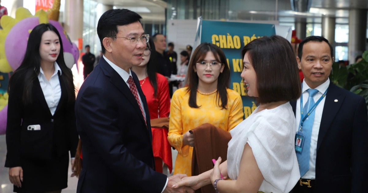 Khách đến Lâm Đồng ngày đầu năm 2026 được lãnh đạo tỉnh tặng quà