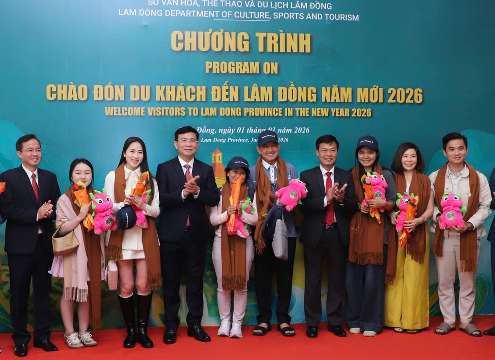 Khách đến Lâm Đồng ngày đầu năm 2026 được lãnh đạo tỉnh tặng quà - 2 Khách đến Lâm Đồng ngày đầu năm 2026 được lãnh đạo tỉnh tặng quà - 2