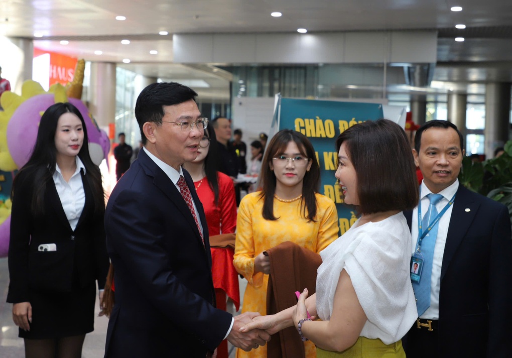 Khách đến Lâm Đồng ngày đầu năm 2026 được lãnh đạo tỉnh tặng quà - 1 Khách đến Lâm Đồng ngày đầu năm 2026 được lãnh đạo tỉnh tặng quà - 1