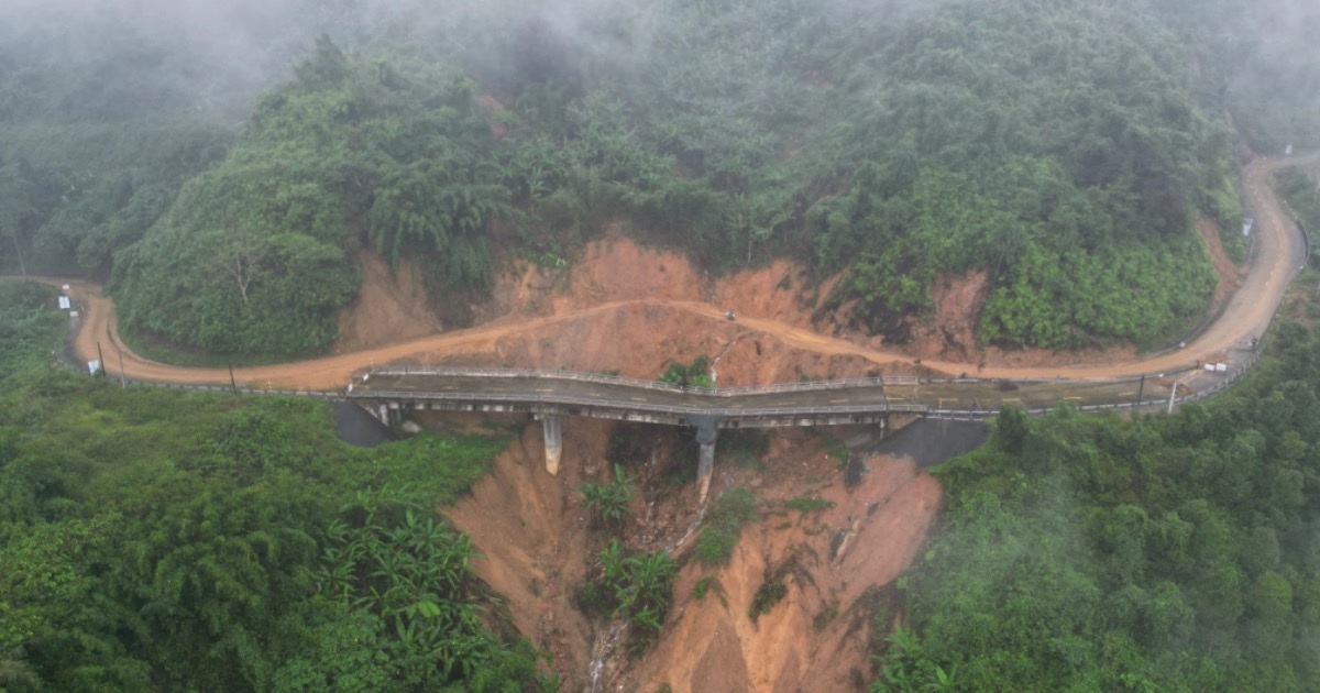 Bạt núi mở rộng đường tránh vị trí cầu bị xô nghiêng trên đỉnh Trường Sơn