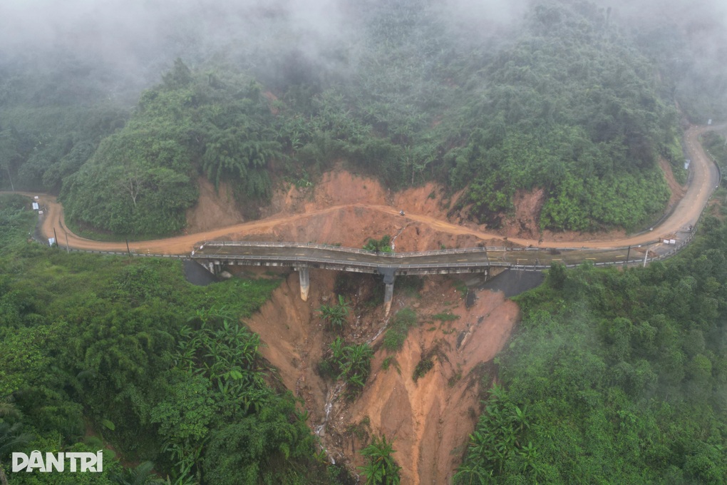 Bạt núi mở rộng đường tránh vị trí cầu bị xô nghiêng trên đỉnh Trường Sơn - 1