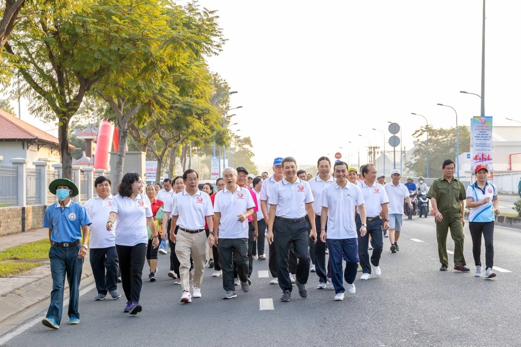 Hai phường ở TPHCM tổ chức đi bộ quyên góp gần 5 tỷ đồng cho người nghèo - 2