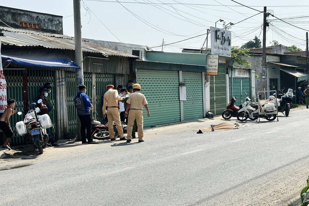 Người dân truy đuổi, chặn xe đầu kéo container cán chết người ở TPHCM - 1