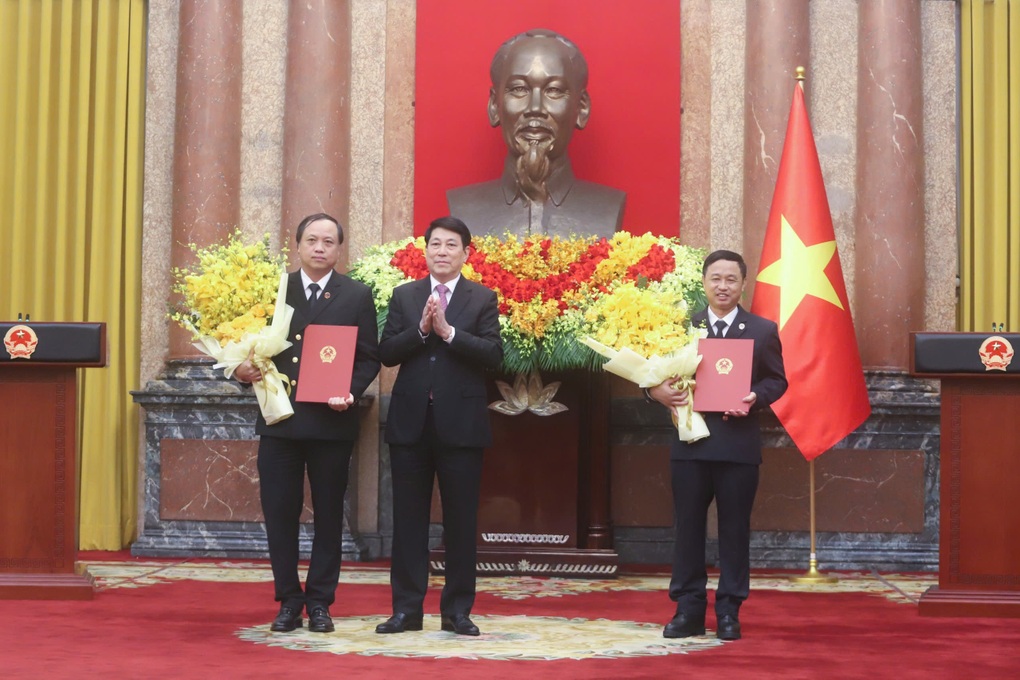 Chủ tịch nước trao quyết định bổ nhiệm 2 Phó Chánh án TAND Tối cao - 1