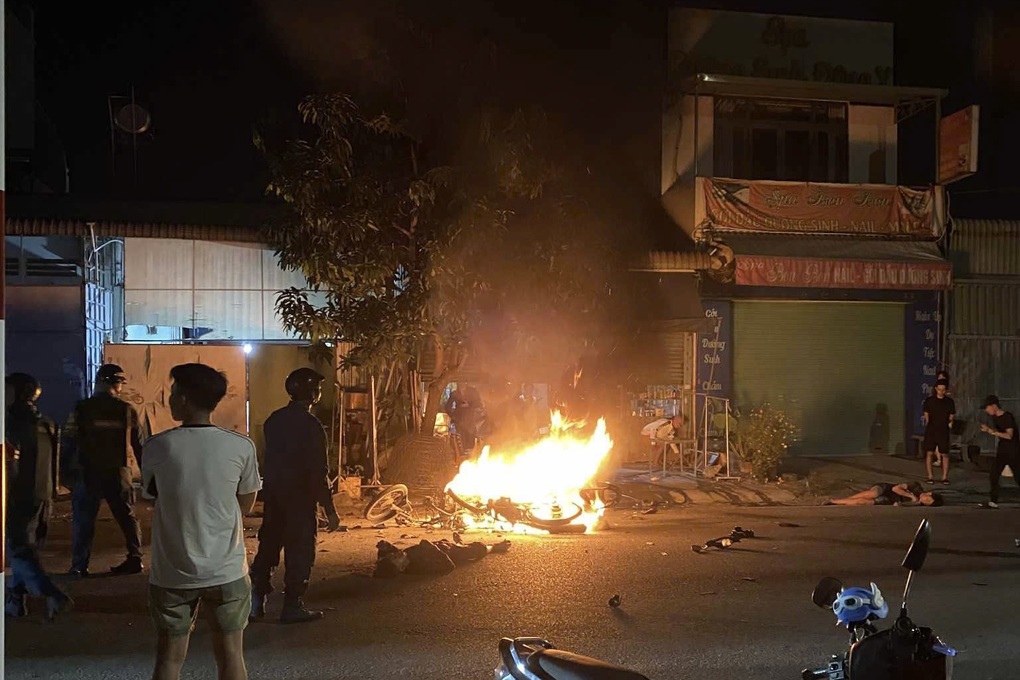 Hai xe máy tông trực diện rồi bốc cháy, 2 người thương vong ở TPHCM - 1