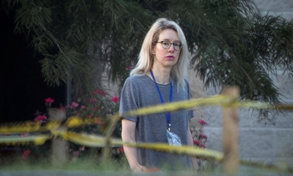 Nữ tỷ phú lừa đảo muốn ra tù sớm