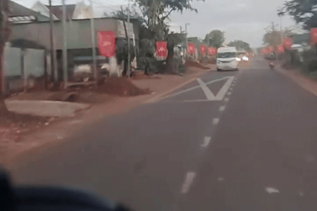 Hai ô tô khách tạt đầu, chặn xe đối thủ trên quốc lộ 14C - 1 Hai ô tô khách tạt đầu, chặn xe đối thủ trên quốc lộ 14C - 1