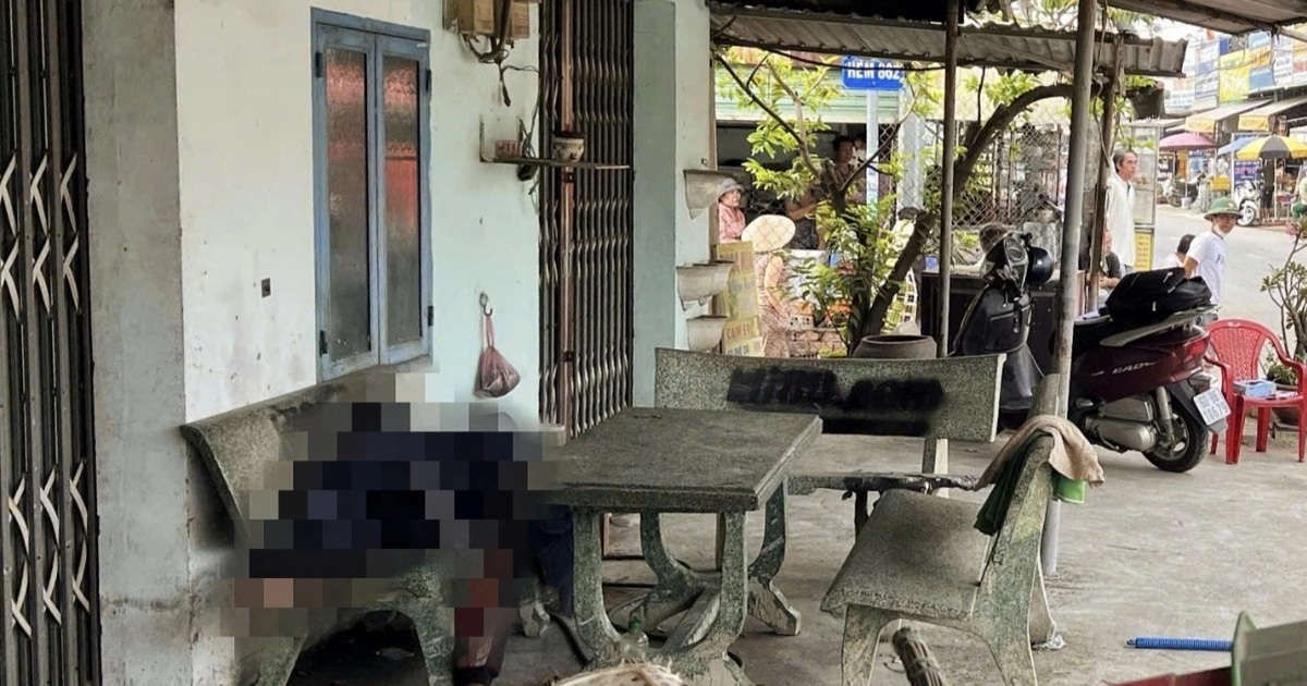 Người đàn ông tử vong trên ghế đá trước cửa nhà dân ở TPHCM