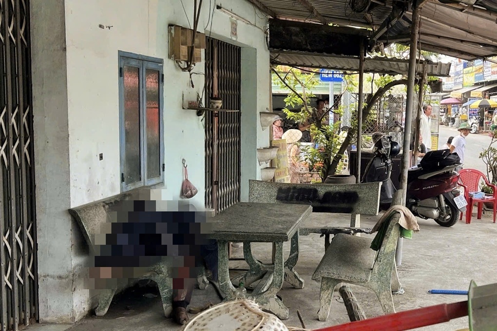 Người đàn ông tử vong trên ghế đá trước cửa nhà dân ở TPHCM - 1
