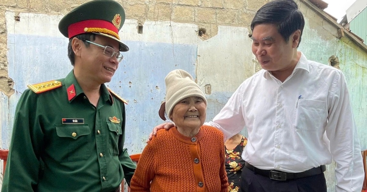 Niềm vui của người dân vùng bão lũ trong ngày đầu năm mới