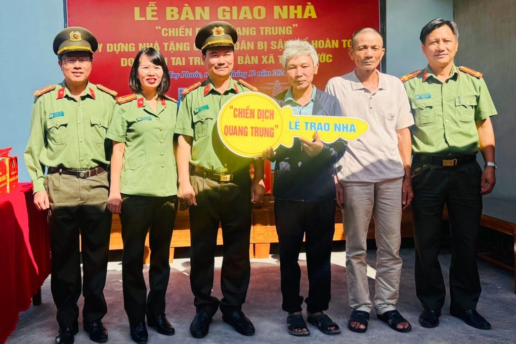 Niềm vui của người dân vùng bão lũ trong ngày đầu năm mới - 3