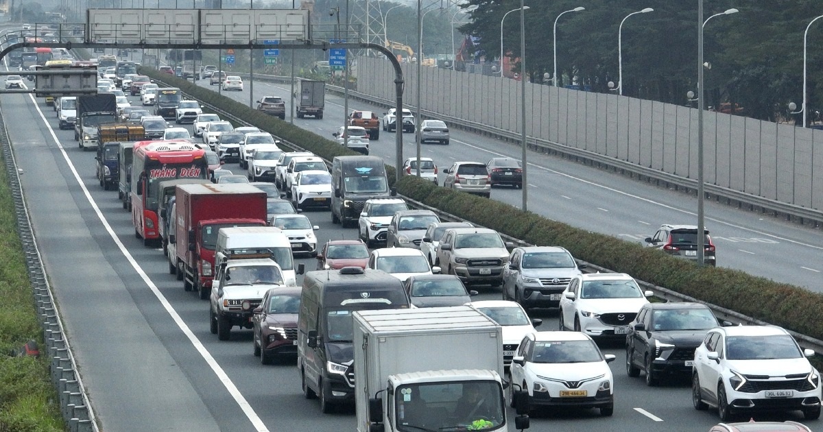 Dòng người ken đặc quay trở lại Hà Nội sau kỳ nghỉ Tết Dương lịch