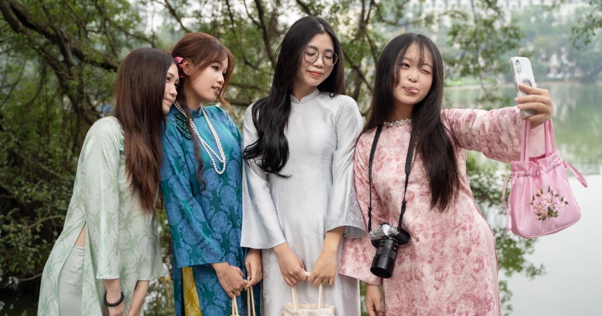 “Nàng thơ” vượt hàng trăm cây số, diện áo váy chụp ảnh đầu năm bên hồ Gươm