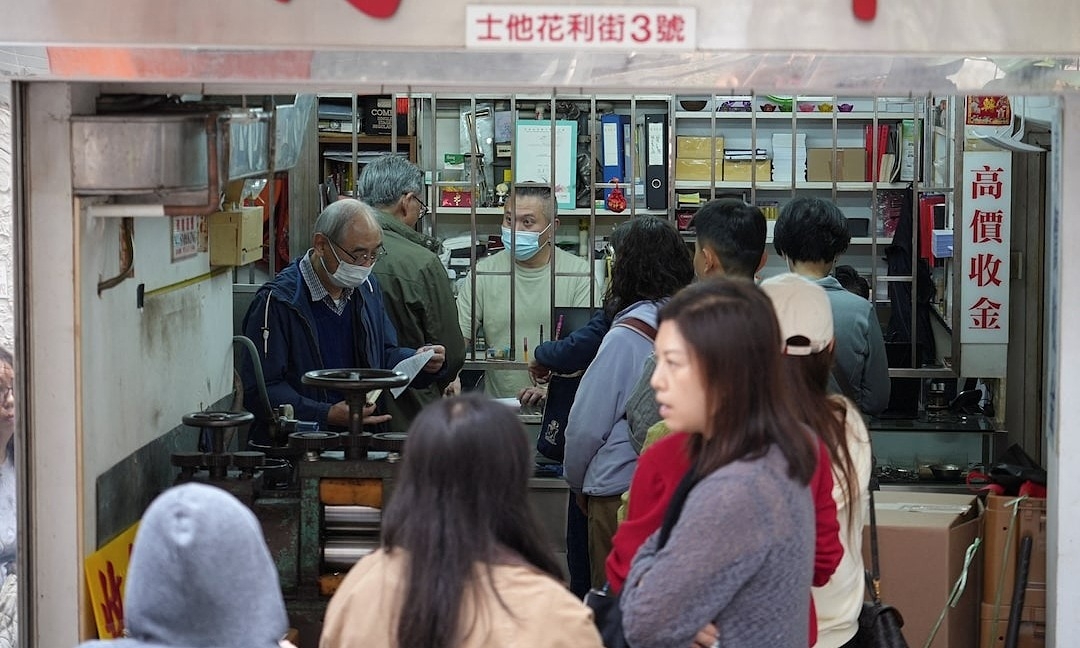 Người Trung Quốc đổ xô đến cửa hàng vàng khi giá tăng cao