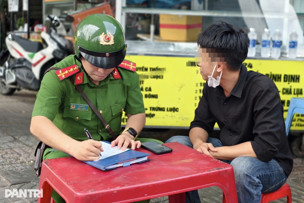 TPHCM xử phạt nhiều người bán hàng trên vỉa hè - 1