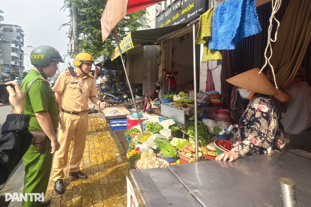 TPHCM xử phạt nhiều người bán hàng trên vỉa hè - 4