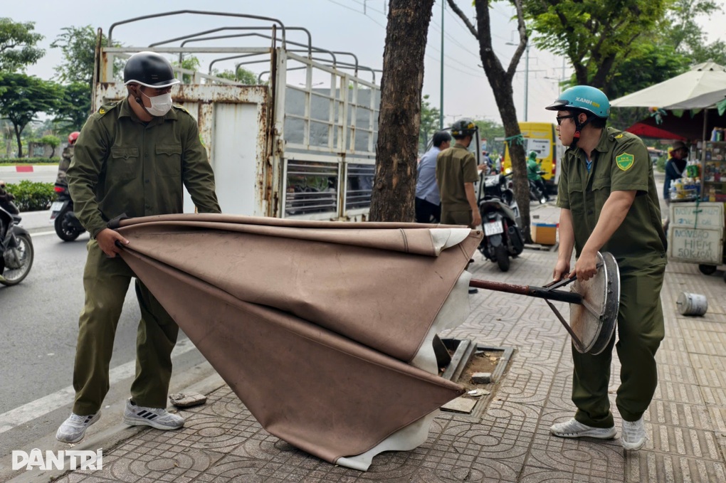 TPHCM xử phạt nhiều người bán hàng trên vỉa hè - 2