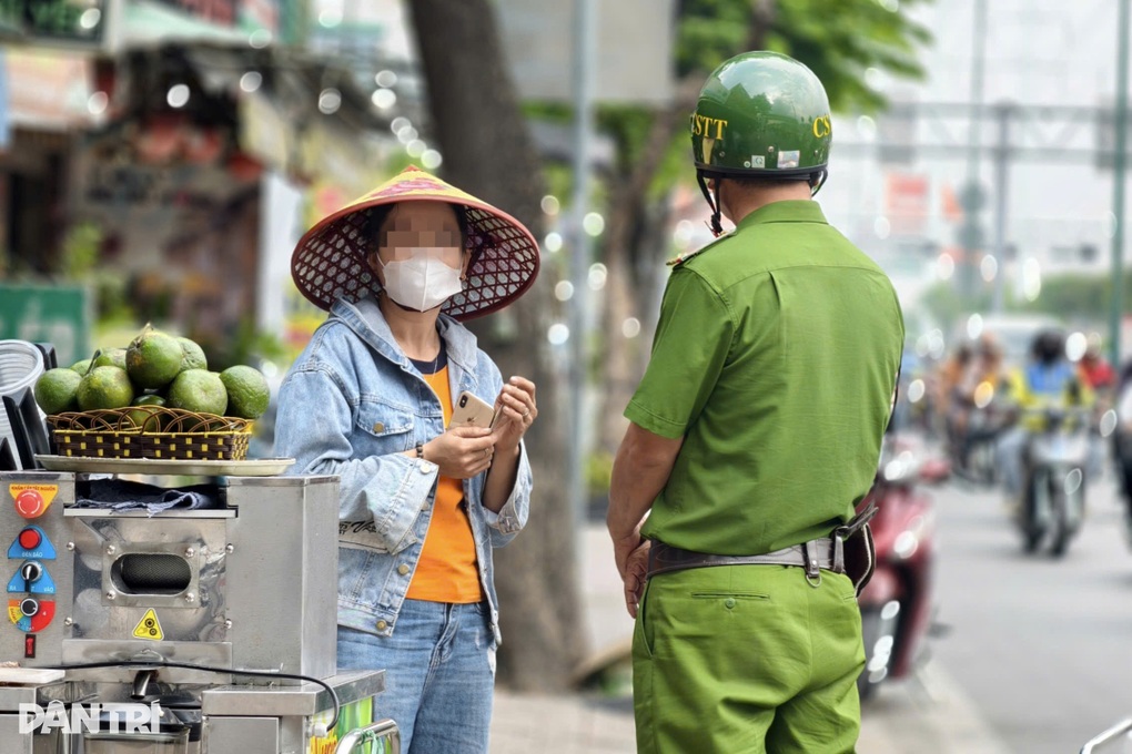 TPHCM xử phạt nhiều người bán hàng trên vỉa hè - 3