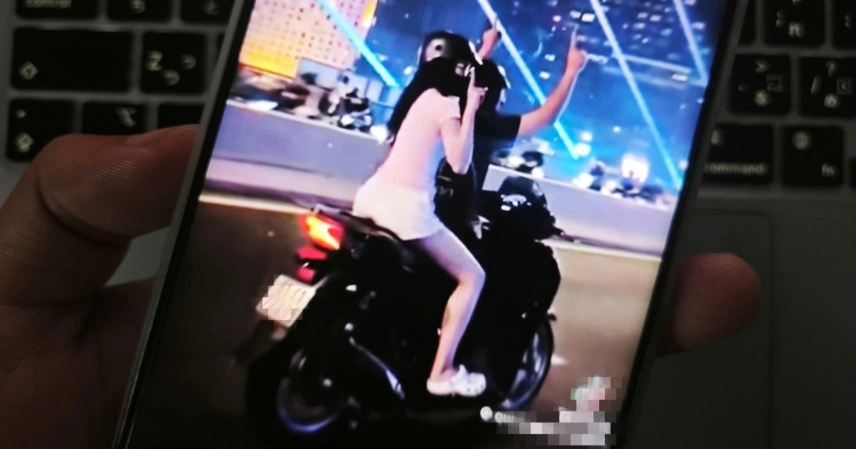 Nam thanh niên buông 2 tay khi chở bạn gái qua cầu Ba Son ở TPHCM